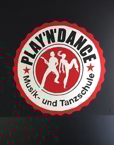 Logo einer Musik und Tanzschule an einer Wand Graffiti