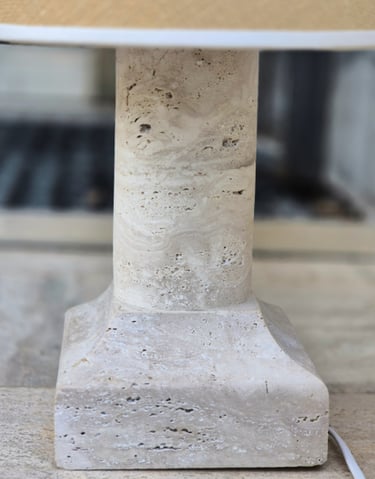 Lampa z trawertynu włoskiego jasnego, kamienna luksusowa lampa