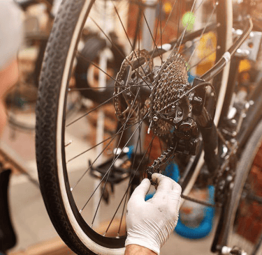 Image de la réparation d'un vélo par nos experts en atelier 