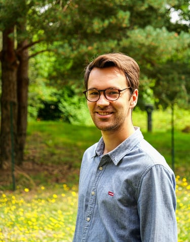 Portrait du photographe Malo Harrouet sur sa page contact