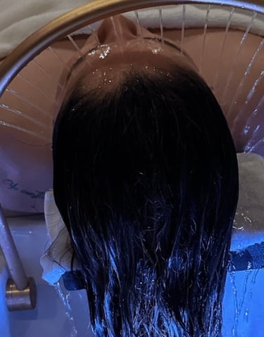 Spa capillaire relaxant chez Insia Beauté, massage et soin détox pour des cheveux éclatants."