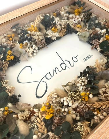 cadre fleuri fleurs sèches pour naissance
