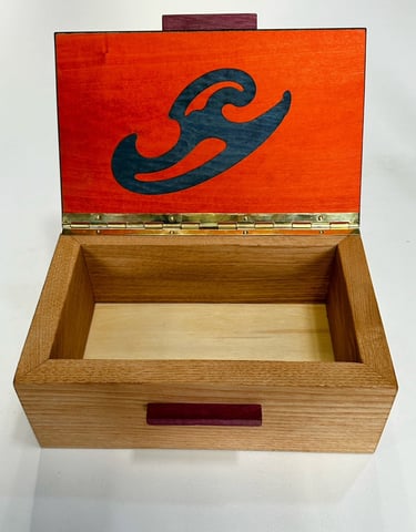 une boite en bois marquetée en orange et bleu