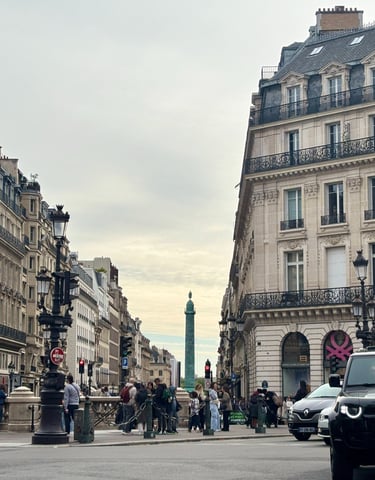 París dinámico con estatua: energía local de Iusfracol en servicios legales