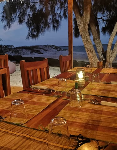 Belle table au restaurant de l’hôtel Ocean Lodge en fin de journée à la Baie de Sakalava à Diego-Suarez Madagascar