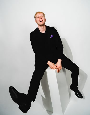 Valokuva hymyilevästä taikurista