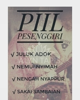 perempuan lampung yang sedang menapis