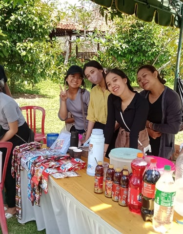 Stand OMK memberikan pelayanan pada para pemancing