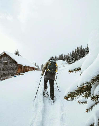 Persona caminant amb raquetes de neu