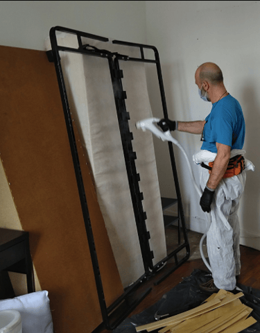 aspiration d’un matelas infesté par les punaises de lit