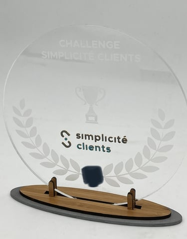 Trophée circulaire en verre et en bois à la découpe laser