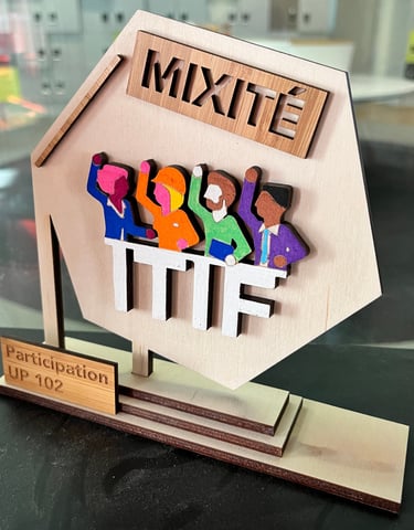 Trophée hexagonal en bois à la découpe laser