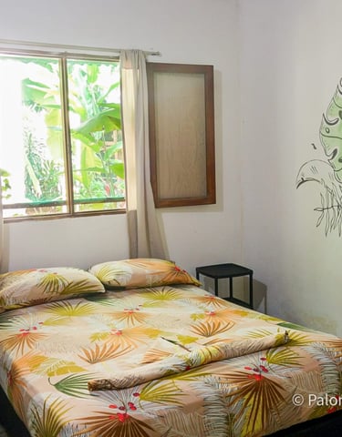 cama doble de una habitación privada con vista al jardín
