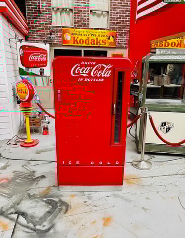 Distributor Coca cola Vendo model E110 original Patine.