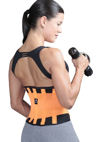 Mujer entrenando con la faja actimed color naranja