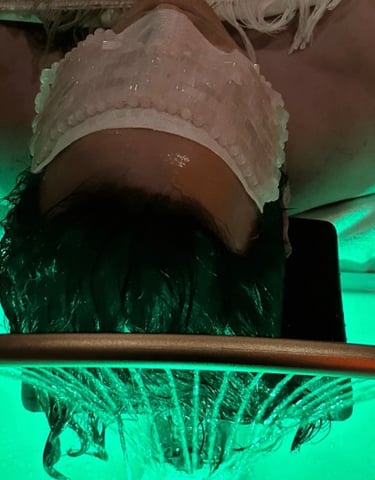 un homme recevant un massage capillaire appelé head spa au salon Insia beaute