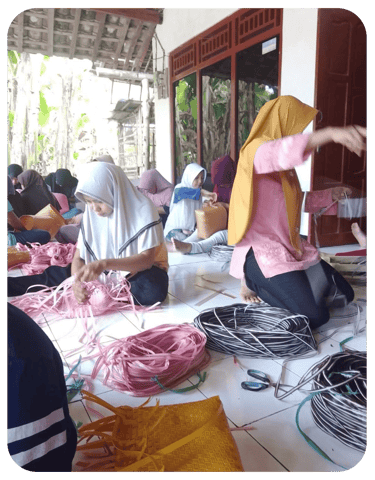 Group production of handmade jali jali woven bags by local artisans at Craftvitas Indonesia.