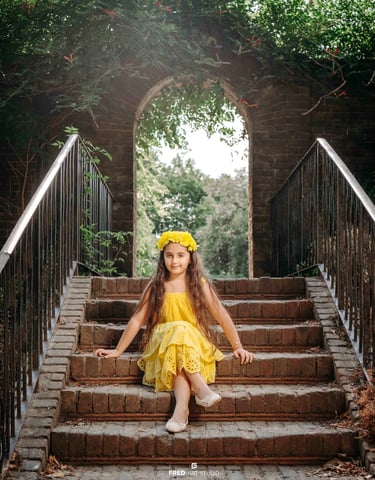 Girl in yellow dress sitting on stone stairs – Fred Art Studio outdoor session