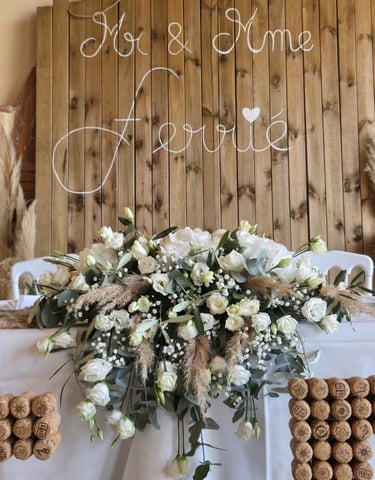 Centre de table de mariage, fleurs séchées, tons blanc et écru, créé par l'Ensorce'Fleurs
