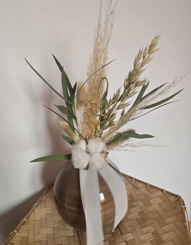 Fleur en aluminium, graminées séchées et fleur de coton dans vase, réalisé par l'Ensorce'Fleurs