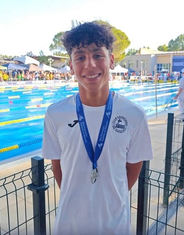Nadador posando con la medalla de oro