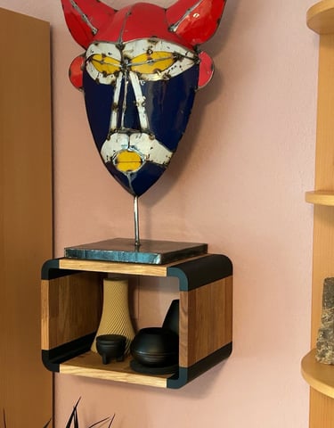 Wandregal Eiche The Pill als Sonderanfertigung montiert an einer Wohnzimmerwand