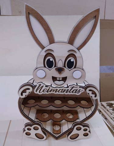 Velykinis zuikis is faneros su graviruotu vardu