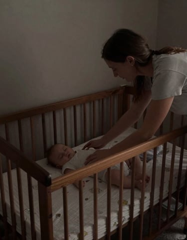 Close-up of the ebook cover titled 'Chega de noites em claro' displayed on a smartphone screen.