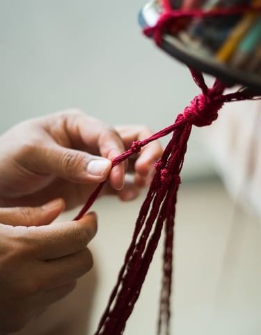 Joyería hecha a mano pieza de macrame 