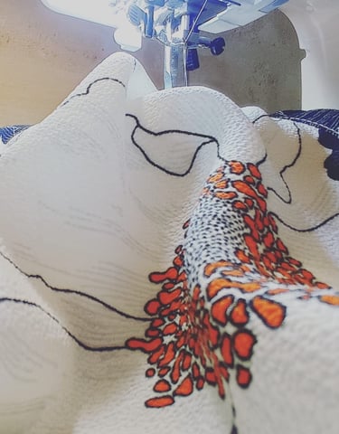 Machine à courdre et tissu de crêpe et motif à fleurs