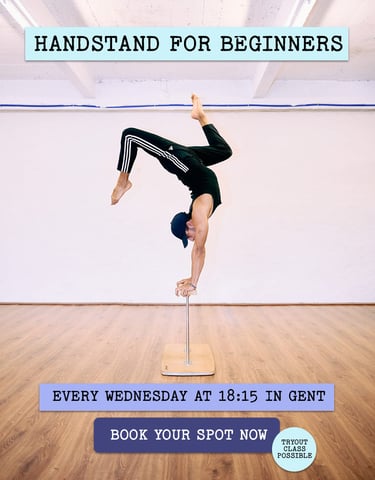 handstand leerkracht die een handstand doet op canes om zijn handstand les voor beginners adverteert