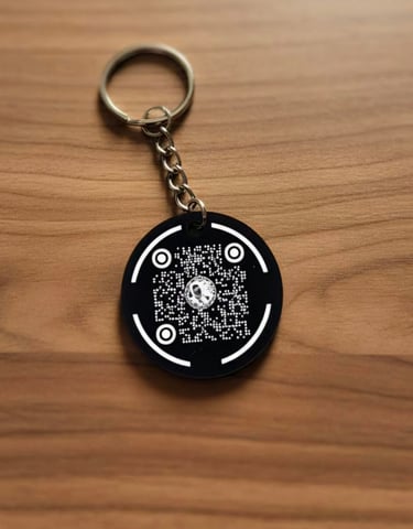 Llavero de aluminio anodizado personalizado con el logo de tu negocio y un Código QR