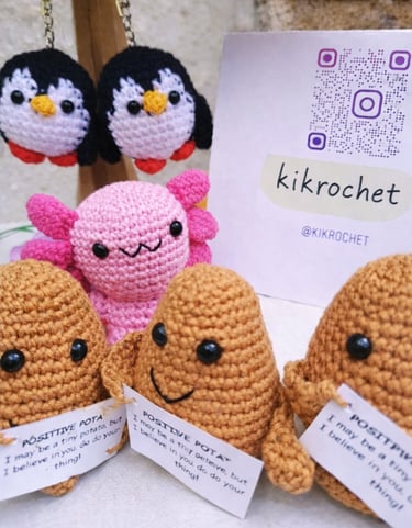 Llaveros de patatas positivas, ajolote rosa y pingüino hechos a mano en crochet a la venta por Kikro