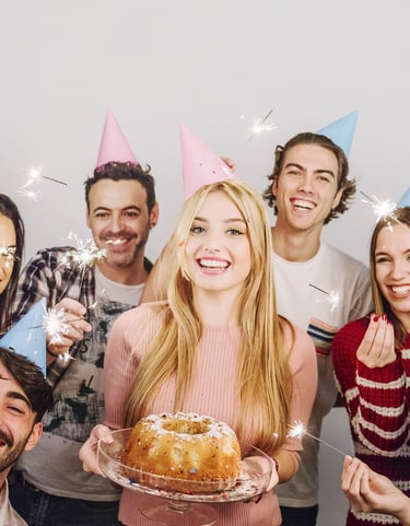 Die Geburtstagsgäste machen mit der exklusiven Fotobox aus Pforzheim in Karlsruhe Fotos