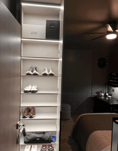 Interior de closet iluminado con repisas organizadas y calzado visible | KARÄNA