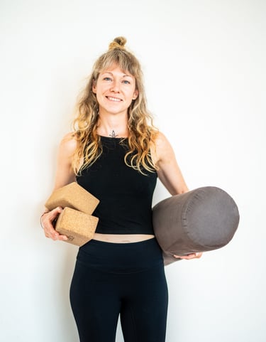 Foto Yogalehrerin mit Block und Bolster