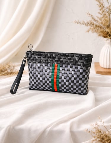Tas anyaman plastik handmade warna hitam dengan motif garis hijau dan merah, model clutch modern ramah lingkungan
