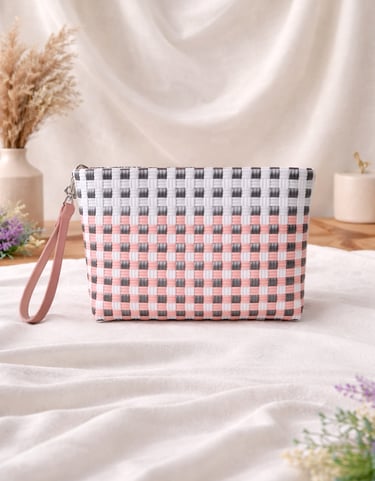 Tas anyaman plastik handmade warna pink dan abu motif kotak cocok untuk tas tangan wanita
