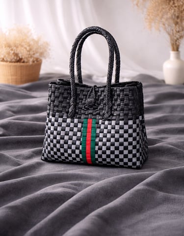 Tas anyaman plastik handmade hitam putih dengan aksen garis tengah, tas anyaman wanita elegan
