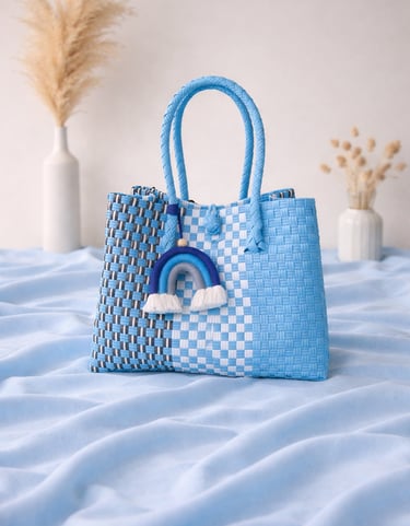 Tas anyaman plastik handmade warna biru kombinasi motif, tas anyaman wanita modern
