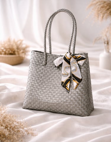 Tas anyaman plastik handmade warna abu-abu dengan pita elegan untuk souvenir dan hampers eksklusif