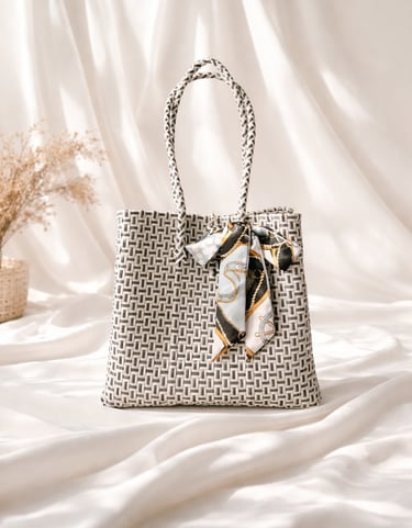 Tas anyaman plastik jali jali warna Putih Hitam handmade dengan aksen scarf, tas anyaman premium wanita