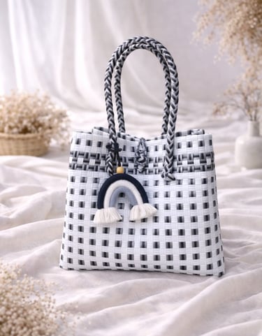 Tas anyaman plastik handmade hitam putih, tas anyaman wanita minimalis dan modern