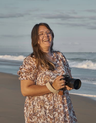 jeune femme qui rigole à la plage, photographe intimiste de couple à Guignen, à Rennes