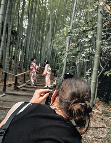 Jana von Lebensmomente fotografiert beim fotografieren von zwei Frauen im Bambuswald in Kyoto.