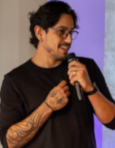 um homem de camisa preta está segurando um microfone