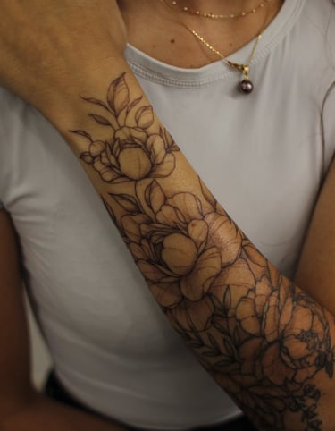 manchette florale tatouée par Eva Ink vlr