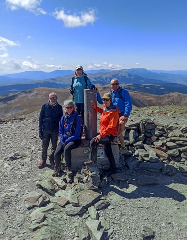grupo en la cima de una montaña