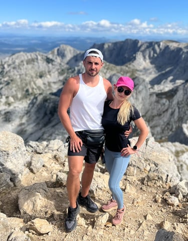 Arek i Karolina na skalistym szczycie góry. Stabilna multiagencja ubezpieczeniowa Wrocław.