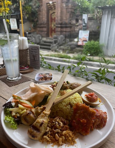 Plat indonésien de Nasi Kuning avec riz jaune et accompagnements